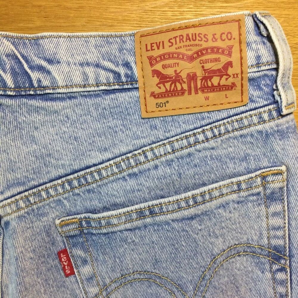 Levi’s 501 Jean shorts 28 button-fly light wash distressed - Picture 4 of 10